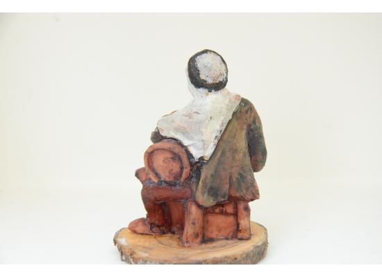 تمثال رخامي لرجل يدق على الطبل 